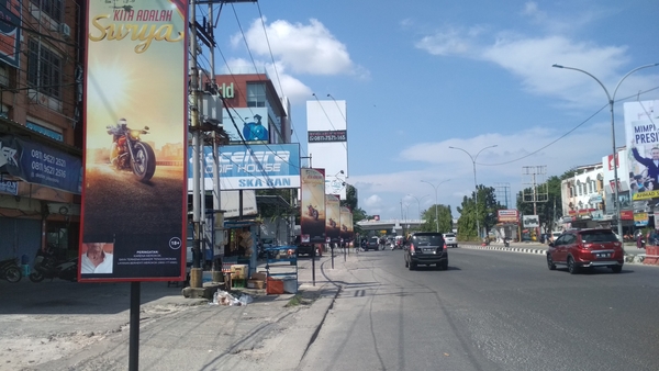 Papan reklame di Jalan Tuanku Tambusai, Pekanbaru. 